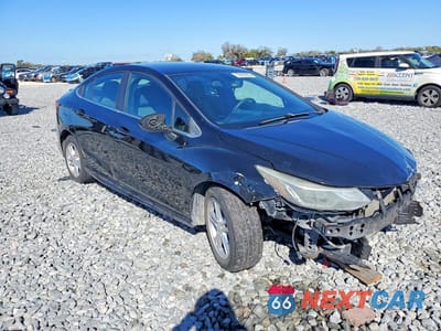 Czwarte zdjęcie samochodu z boku: 2017 CHEVROLET CRUZE LT VIN:1G1BE5SMXH7260425 - miniatura