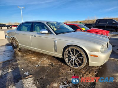 Czwarte zdjęcie samochodu z boku: 2009 JAGUAR XJ PORTFOLIO VIN:SAJWA94C79TH29919 - miniatura