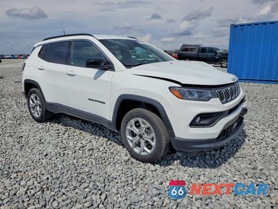 Czwarte zdjęcie samochodu z boku: 2025 JEEP COMPASS LATITUDE VIN:3C4NJDBN9ST526930 - miniatura