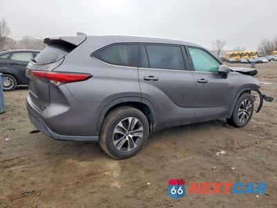 Trzecie zdjęcie samochodu z tyłu: 2021 TOYOTA HIGHLANDER XLE VIN:5TDGZRAH4MS051100 - miniatura