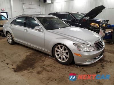 Czwarte zdjęcie samochodu z boku: 2007 MERCEDES-BENZ S 550 VIN:WDDNG71XX7A063297 - miniatura