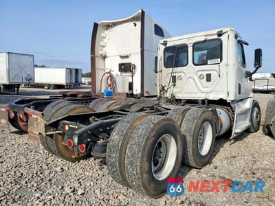 Czwarte zdjęcie samochodu z boku: 2015 FREIGHTLINER CASCADIA SEMI TRUCK VIN:3AKJGEBG4FSGJ5844 - miniatura