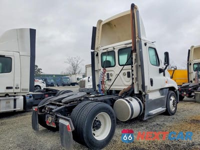Czwarte zdjęcie samochodu z boku: 2016 FREIGHTLINER CASCADIA 125 SEMI TRUCK VIN:1FUBGEDV1GLHC5615 - miniatura