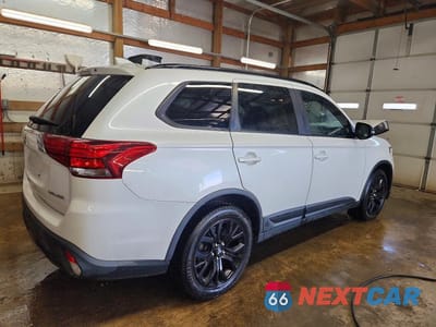 Trzecie zdjęcie samochodu z tyłu: 2018 MITSUBISHI OUTLANDER SE VIN:JA4AD3A3XJZ060605 - miniatura