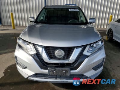 Piąte zdjęcie samochodu w środku: 2018 NISSAN ROGUE S VIN:KNMAT2MT5JP529478 - miniatura