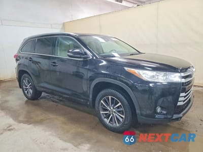 Czwarte zdjęcie samochodu z boku: 2017 TOYOTA HIGHLANDER XLE VIN:5TDJZRFHXHS430803 - miniatura