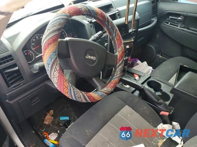 Zdjęcie 8 z 12 samochodu: 2010 JEEP LIBERTY SPORT VIN:1J4PP2GK2AW132649 - miniatura