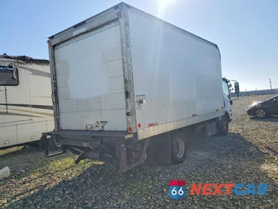 Trzecie zdjęcie samochodu z tyłu: 2012 ISUZU NPR HD BOX TRUCK VIN:JALC4W160C7002056 - miniatura