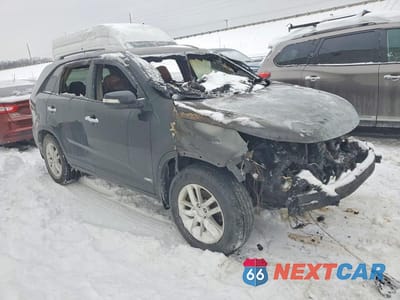 Czwarte zdjęcie samochodu z boku: 2015 KIA SORENTO LX VIN:5XYKTDA78FG624831 - miniatura