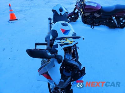 Piąte zdjęcie samochodu w środku: 2025 BMW S 1000 RR VIN:WB10P2305S6L50496 - miniatura