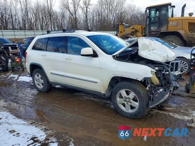 Czwarte zdjęcie samochodu z boku: 2012 JEEP GRAND CHEROKEE LAREDO VIN:1C4RJFAG9CC174655 - miniatura