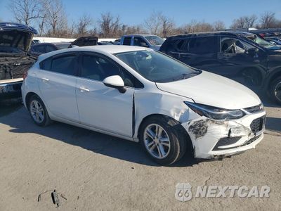 Czwarte zdjęcie samochodu z boku: 2017 CHEVROLET CRUZE LT VIN:3G1BE6SM4HS548318 - miniatura