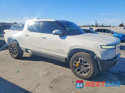 Czwarte zdjęcie samochodu z boku: 2023 RIVIAN R1T ADVENTURE VIN:7FCTGAAA4PN019518 - miniatura