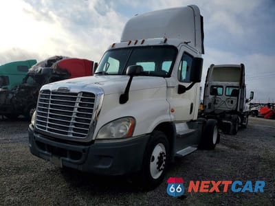 Drugie zdjęcie samochodu z przodu: 2016 FREIGHTLINER CASCADIA 125 SEMI TRUCK VIN:1FUBGEDV7GLHC5750 - miniatura