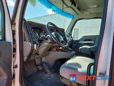 Piąte zdjęcie samochodu w środku: 2014 KENWORTH T680 SEMI TRUCK VIN:1XKYA48X9EJ402579 - miniatura