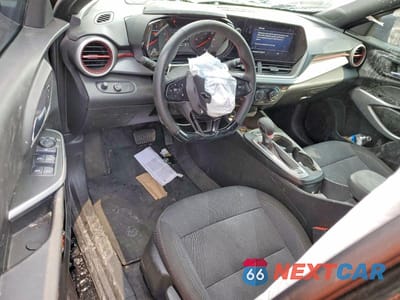 Zdjęcie 8 z 12 samochodu: 2025 CHEVROLET TRAX 1RS VIN:KL77LGEP1SC077334 - miniatura