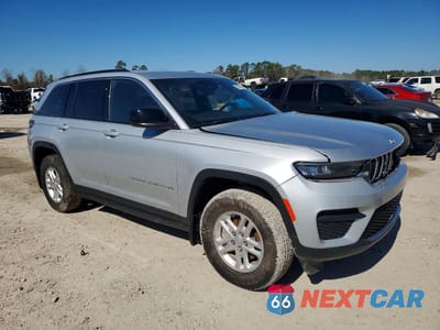 Czwarte zdjęcie samochodu z boku: 2025 JEEP GRAND CHEROKEE LAREDO VIN:1C4RJGAG1SC266041 - miniatura