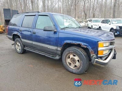 Czwarte zdjęcie samochodu z boku: 1999 CHEVROLET TAHOE K1500 VIN:1GNEK13R5XJ543436 - miniatura