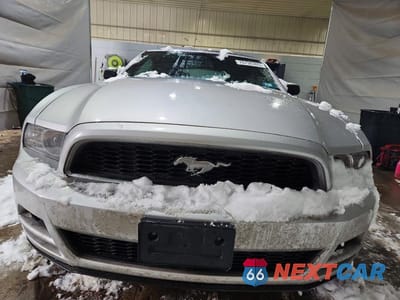 Piąte zdjęcie samochodu w środku: 2014 FORD MUSTANG VIN:1ZVBP8EM4E5220361 - miniatura