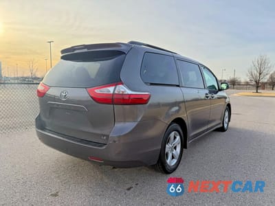 Czwarte zdjęcie samochodu z boku: 2018 TOYOTA SIENNA LE 8-PASSENGER VIN:5TDKZ3DC1JS925096 - miniatura