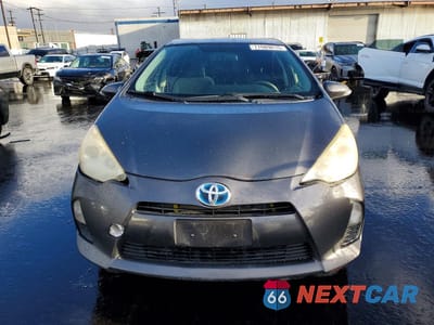 Piąte zdjęcie samochodu w środku: 2013 TOYOTA PRIUS C VIN:JTDKDTB37D1548891 - miniatura