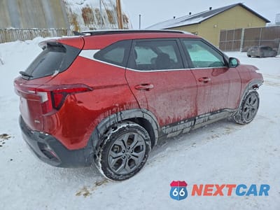 Trzecie zdjęcie samochodu z tyłu: 2025 KIA SELTOS S VIN:KNDEUCAA8S7778057 - miniatura