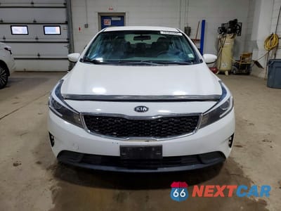 Piąte zdjęcie samochodu w środku: 2018 KIA FORTE LX VIN:3KPFK4A72JE245186 - miniatura