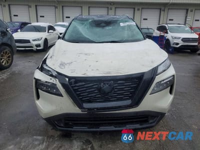 Piąte zdjęcie samochodu w środku: 2023 NISSAN ROGUE SV VIN:JN8BT3BA0PW009266 - miniatura