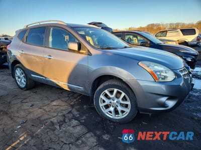 Czwarte zdjęcie samochodu z boku: 2013 NISSAN ROGUE S VIN:JN8AS5MV2DW618445 - miniatura