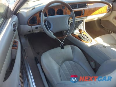 Zdjęcie 8 z 13 samochodu: 2000 JAGUAR XK8 VIN:SAJJA42C9YNA02400 - miniatura