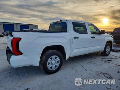 Trzecie zdjęcie samochodu z tyłu: 2026 TOYOTA TUNDRA CREWMAX SR VIN:5TFKB5AB5TX053451 - miniatura