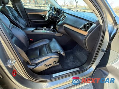 Piąte zdjęcie samochodu w środku: 2016 VOLVO XC90 T6 VIN:YV4A22PL2G1034517 - miniatura