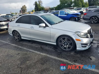 Czwarte zdjęcie samochodu z boku: 2014 MERCEDES-BENZ C 250 VIN:WDDGF4HB5ER308865 - miniatura