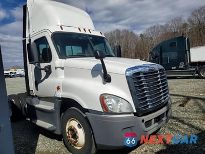2015 FREIGHTLINER CASCADIA SEMI TRUCK 1FUBGEDV8FLGH4743 - główne zdjęcie licytacji z USA - miniatura