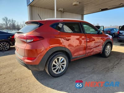 Trzecie zdjęcie samochodu z tyłu: 2017 HYUNDAI TUCSON SE VIN:KM8J33A44HU506509 - miniatura