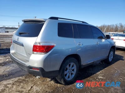 Trzecie zdjęcie samochodu z tyłu: 2013 TOYOTA HIGHLANDER BASE VIN:5TDBK3EHXDS261710 - miniatura