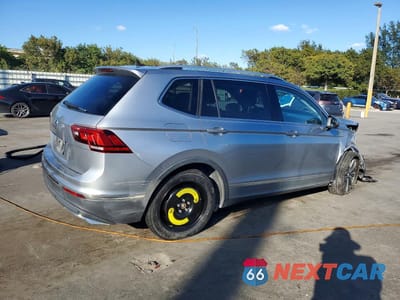 Trzecie zdjęcie samochodu z tyłu: 2019 VOLKSWAGEN TIGUAN SE VIN:3VV3B7AX5KM148707 - miniatura