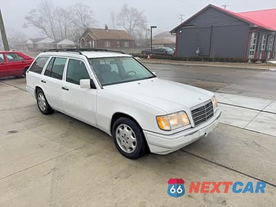1995 MERCEDES-BENZ E 320 WDBEA92E2SF296279 - główne zdjęcie licytacji z USA - miniatura