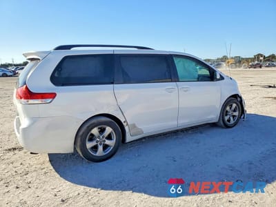 Trzecie zdjęcie samochodu z tyłu: 2014 TOYOTA SIENNA LE VIN:5TDKK3DC5ES500068 - miniatura