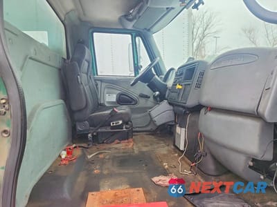 Piąte zdjęcie samochodu w środku: 2008 INTERNATIONAL 4300 BOX TRUCK VIN:1HTMMAAL08H580354 - miniatura