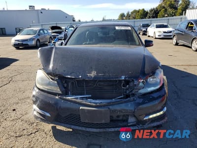 Piąte zdjęcie samochodu w środku: 2013 MERCEDES-BENZ C 250 VIN:WDDGF4HB7DA796570 - miniatura