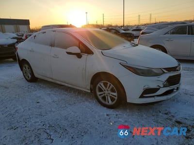 Czwarte zdjęcie samochodu z boku: 2017 CHEVROLET CRUZE LT VIN:1G1BE5SM8H7280947 - miniatura