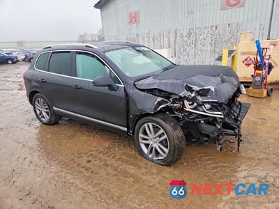 Czwarte zdjęcie samochodu z boku: 2016 VOLKSWAGEN TOUAREG TDI VIN:WVGEP9BP0GD005360 - miniatura
