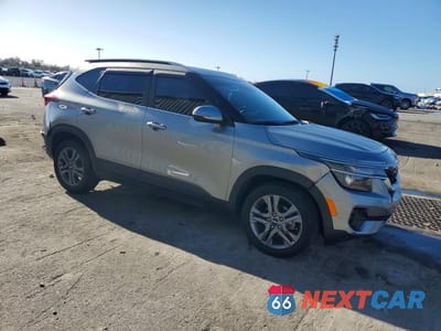 Czwarte zdjęcie samochodu z boku: 2023 KIA SELTOS S VIN:KNDEU2AA2P7385155 - miniatura