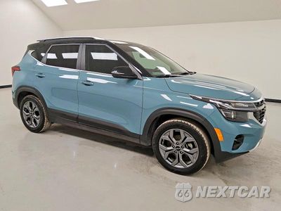 Czwarte zdjęcie samochodu z boku: 2024 KIA SELTOS S VIN:KNDEU2AA3R7590468 - miniatura