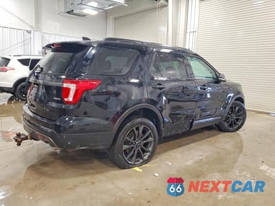Trzecie zdjęcie samochodu z tyłu: 2017 FORD EXPLORER XLT VIN:1FM5K8D82HGD84036 - miniatura