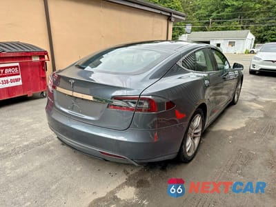 Czwarte zdjęcie samochodu z boku: 2013 TESLA MODEL S VIN:5YJSA1AC6DFP10886 - miniatura