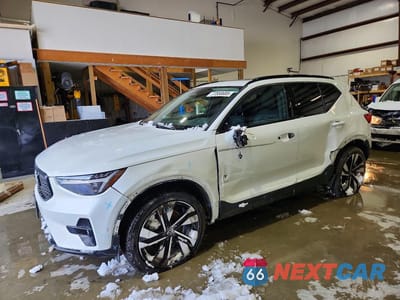 2025 VOLVO XC40 PLUS YV4L12UC5S2537333 - główne zdjęcie licytacji z USA - miniatura
