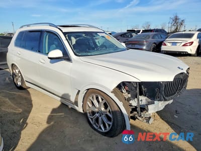 Czwarte zdjęcie samochodu z boku: 2023 BMW X7 XDRIVE40I VIN:5UX23EM06P9R07377 - miniatura