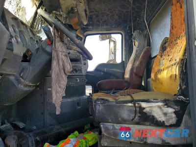 Piąte zdjęcie samochodu w środku: 2018 MACK CXU613 TRUCK CAB AND CHASSIS VIN:1M2AW07C9JM089222 - miniatura